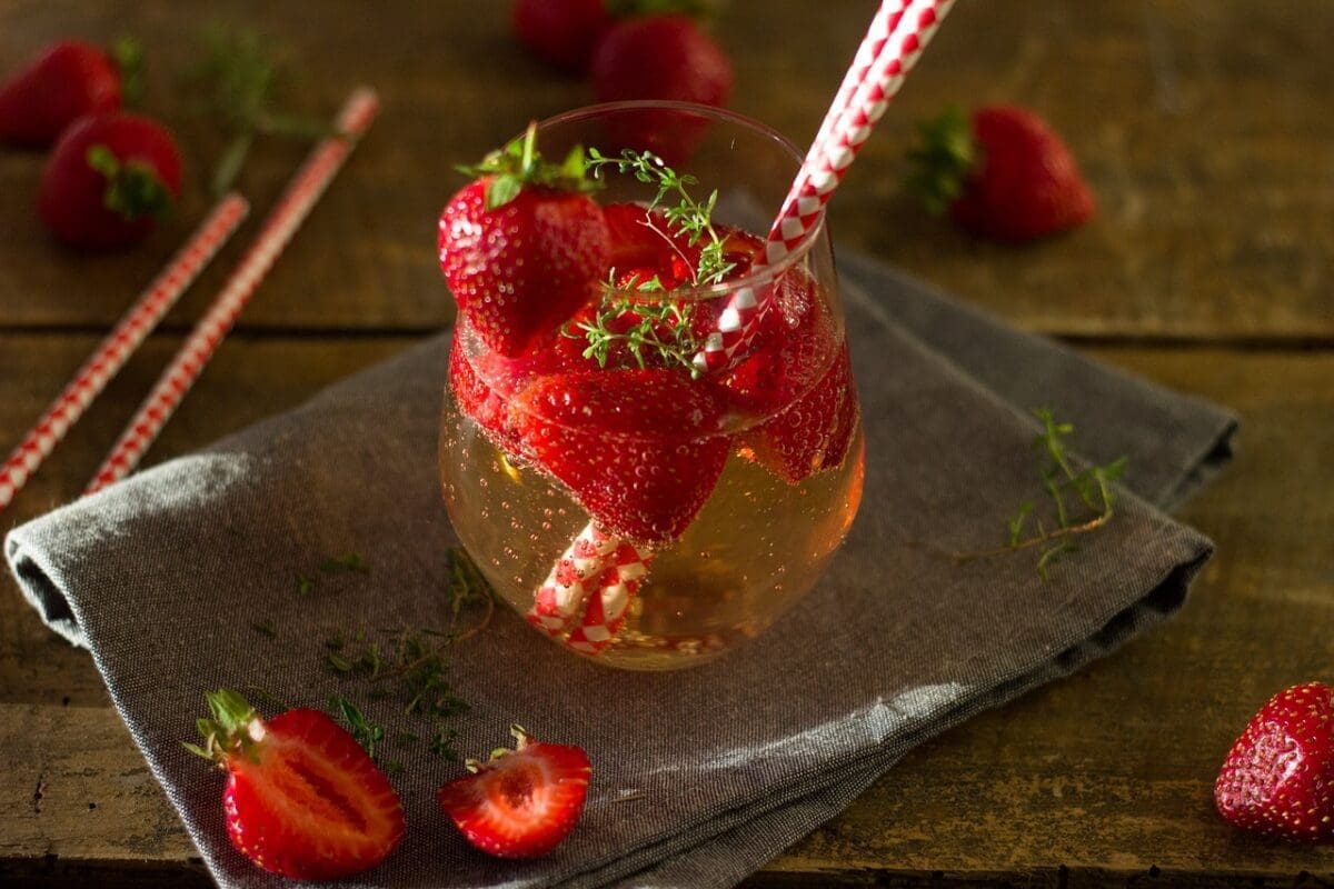 strawberry summer gin and tonic cocktail recipe